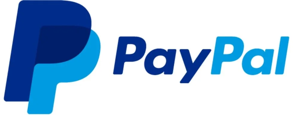 Logomarca da plataforma de pagamento, usado para doações, denominado 'Pay Pal'. A figura é formada por um desenho à esquerda, simbolizando duas letras 'P'. São duas letras 'P' sobrepostas, porém uma pouco afastada da outra. 
                    A letra P situada à esquerda e sobreposta possui a cor azul escuro e a letra P abaixo e à direita está na cor azul claro. À direita dos 'P' há a palavra estilizada 'Paypal', sendo Pay na cor azul escuro, e Pal na cor azul claro. As letras 'P' e a palavra 'Paypal' estão sobre um fundo branco.